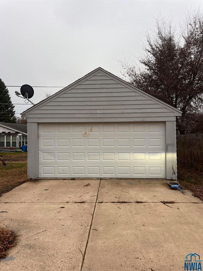 1006 & 1008 Lake Ave, Storm Lake, IA 50588 - photo 3