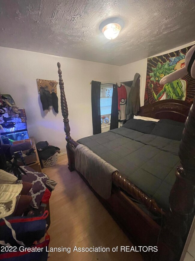 909 W Oakland Ave, Lansing, MI 48915 - photo 2