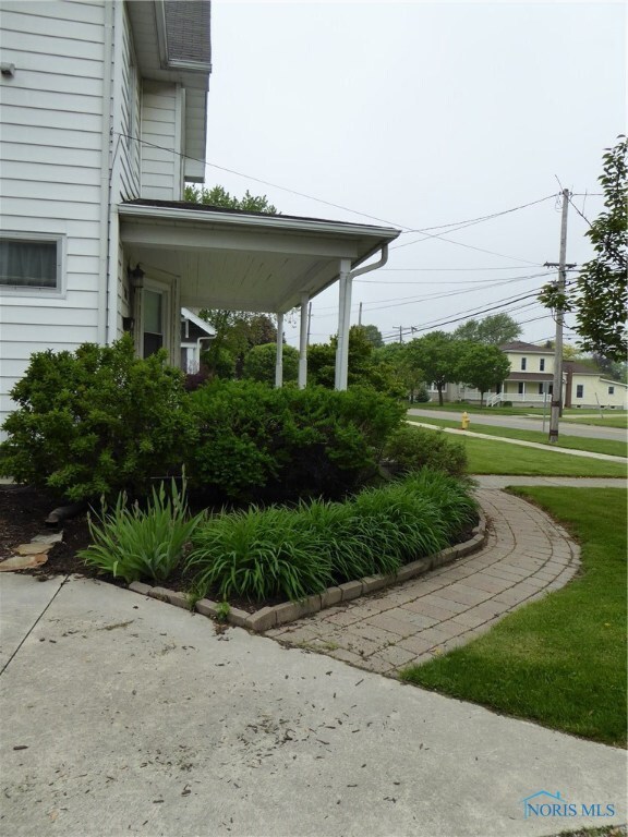 Beautiful curved sidewalk to the front porch!