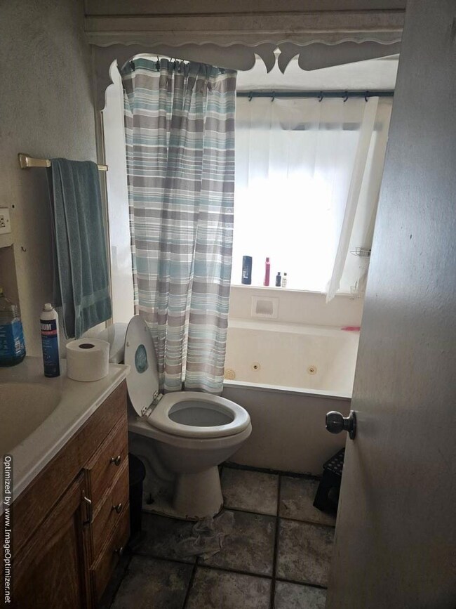 Bath has jetted tub