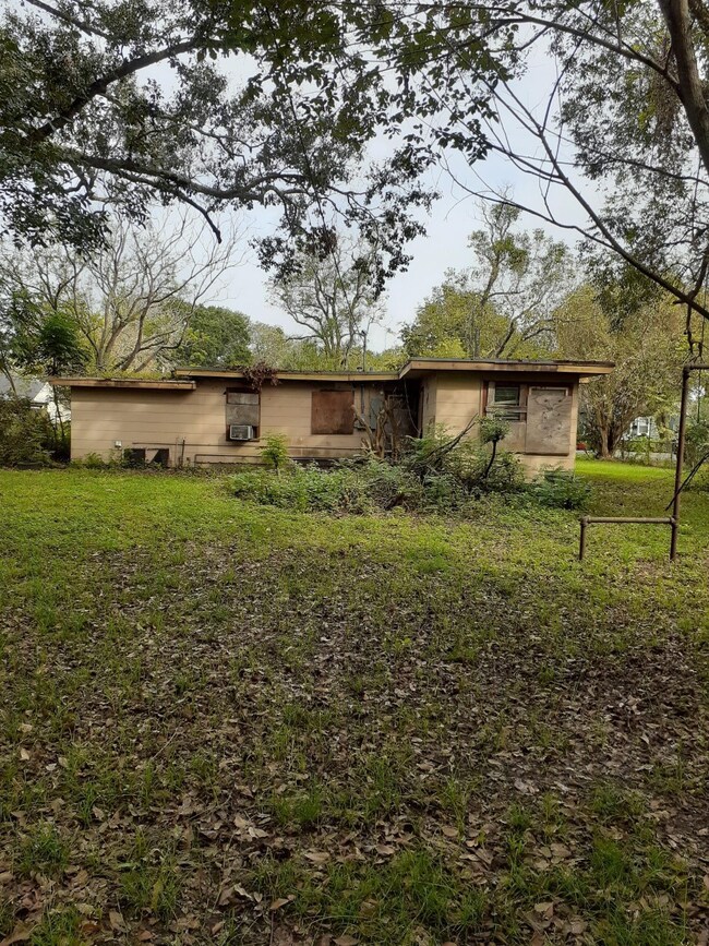 2010 Merlin St, Bay City, TX 77414 - photo 7