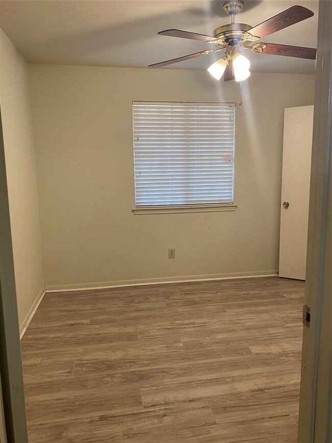 9402 Carmalee St, Houston, TX 77075 - photo 7