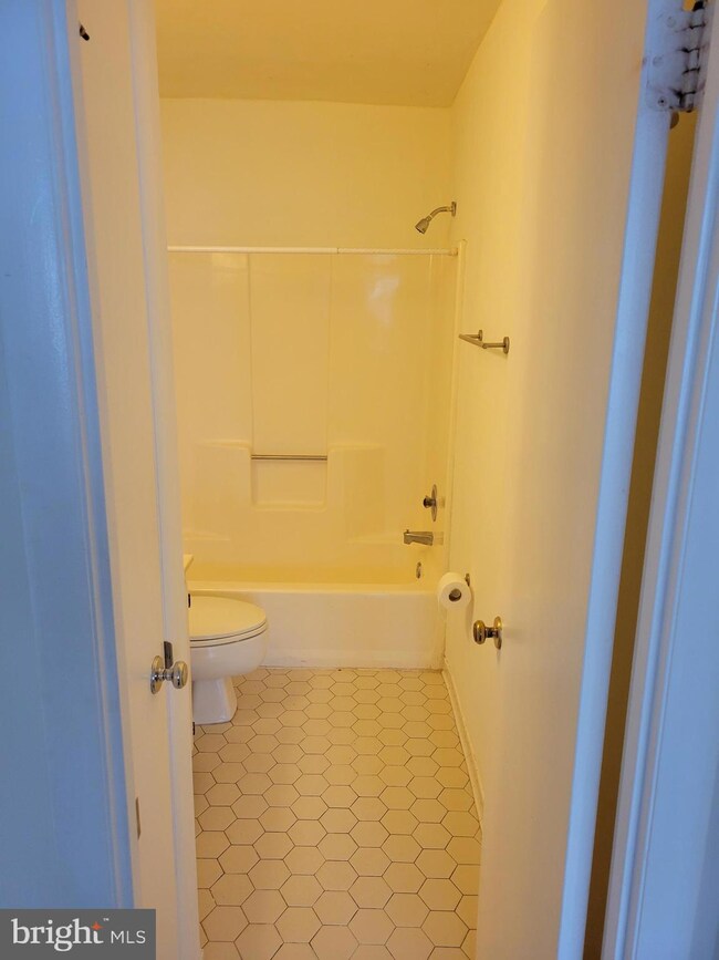 3853B Steppes Ct unit 3853-B, Falls Church, VA 22041 - photo 3