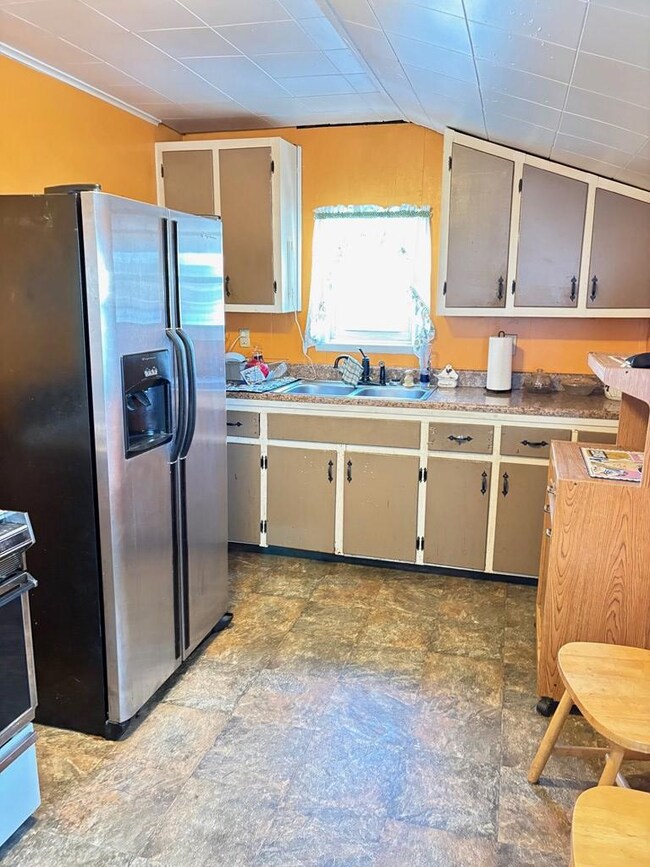 599 E 2nd St, Chillicothe, OH 45601 - photo 2