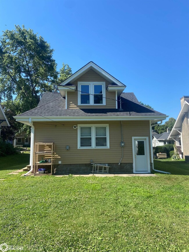 109 Crescent St, Shenandoah, IA 51601 - photo 2