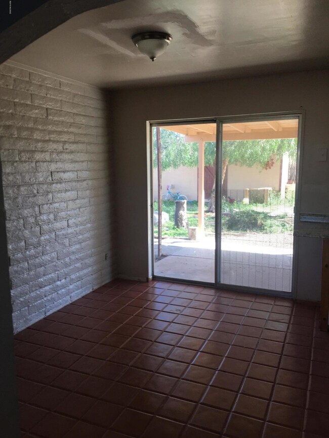 Kitchen dining area