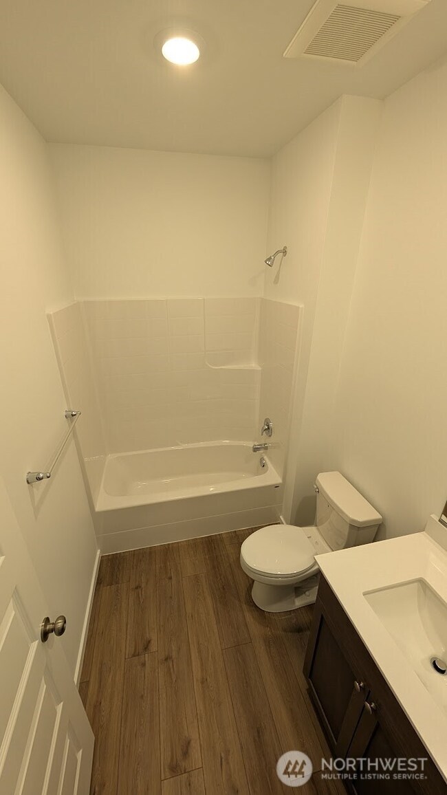 Downsatirs - full bath!