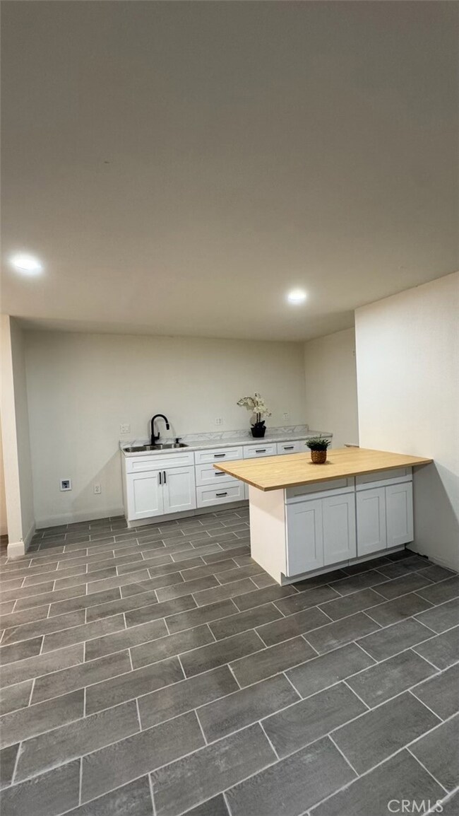 13860 Dahlgren Dr unit A, Victorville, CA 92395 - photo 3