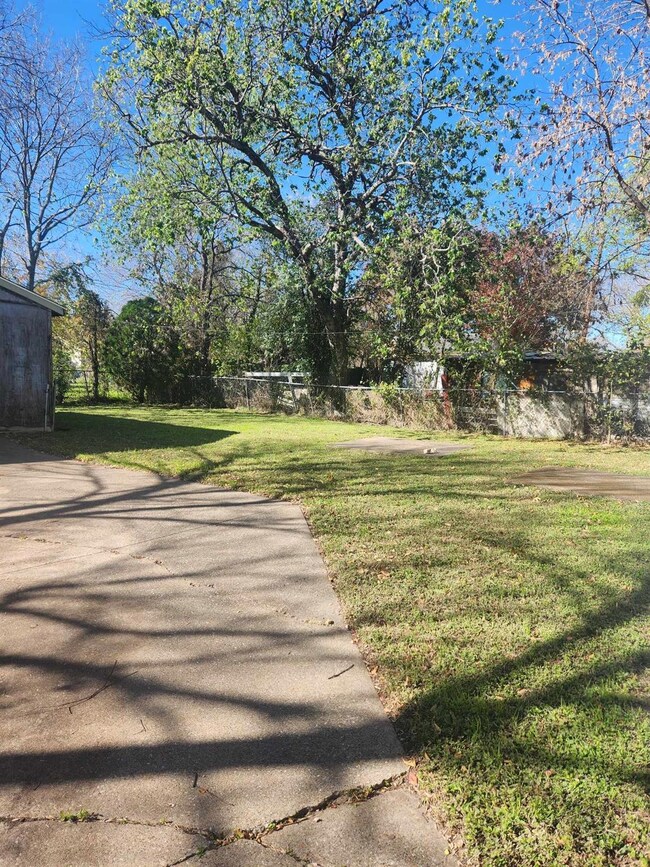 909 S Dallas St, Ennis, TX 75119 - photo 4