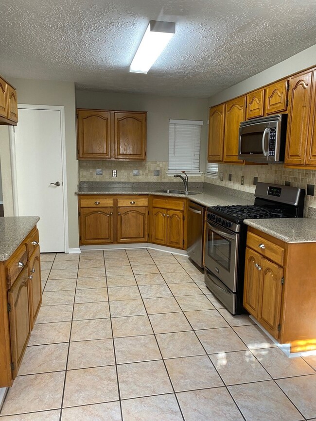 722 Regency Ct, Friendswood, TX 77546 - photo 5