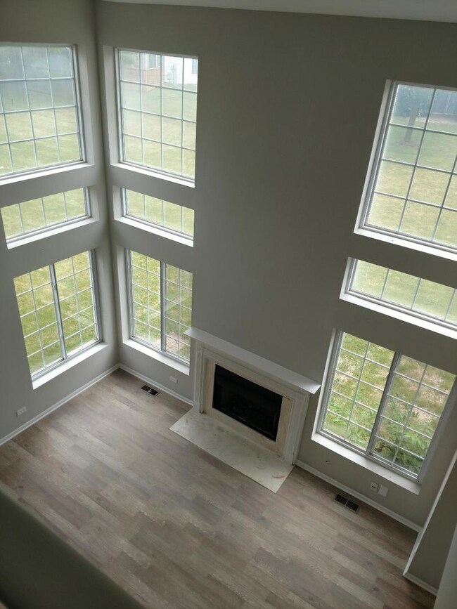 957 Viewpoint Dr, Lake In the Hills, IL 60156 - photo 5