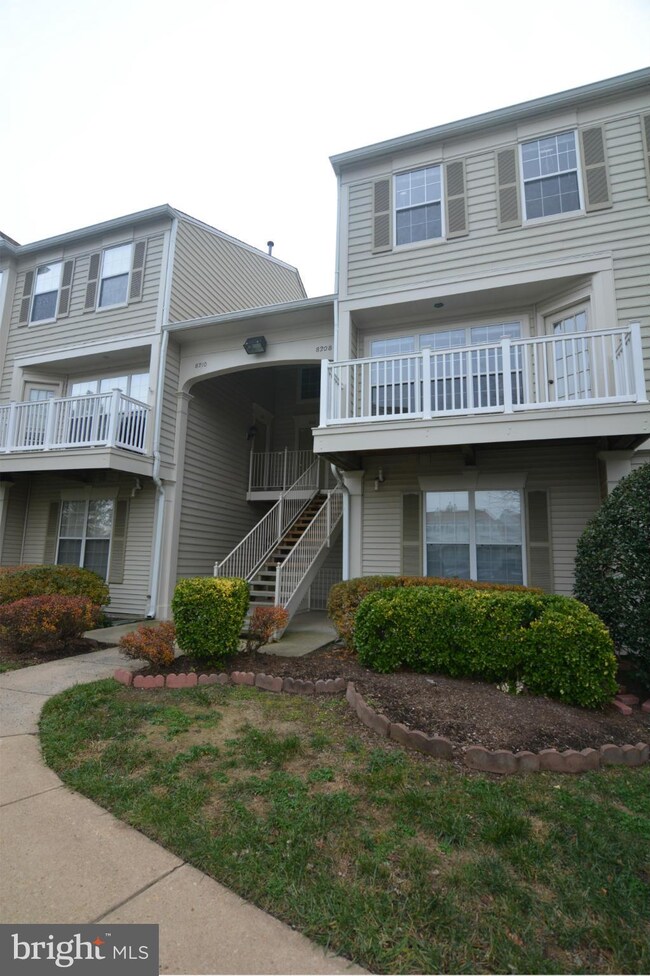 8208 Catbird Cir unit 202, Lorton, VA 22079 - photo 2