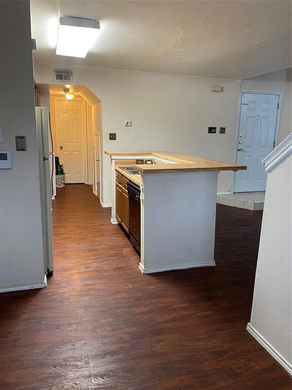 Open floorplan with kitchen and bar