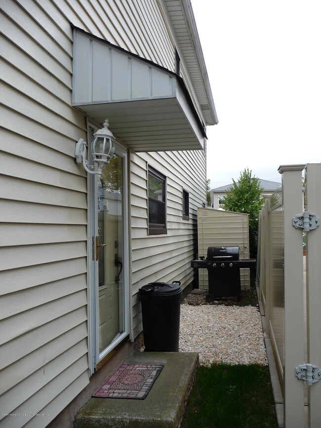 154 Woodbine Ave, Staten Island, NY 10314 - photo 3