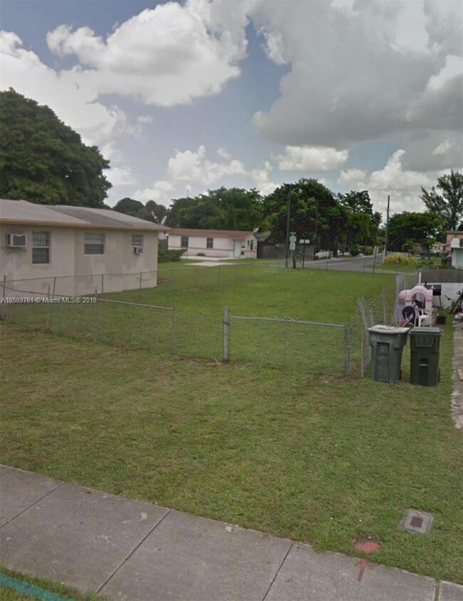 508 SW 8th St, Hallandale Beach, FL 33009 - photo 2