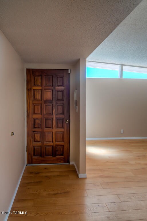 8 Interior Enrty-XL