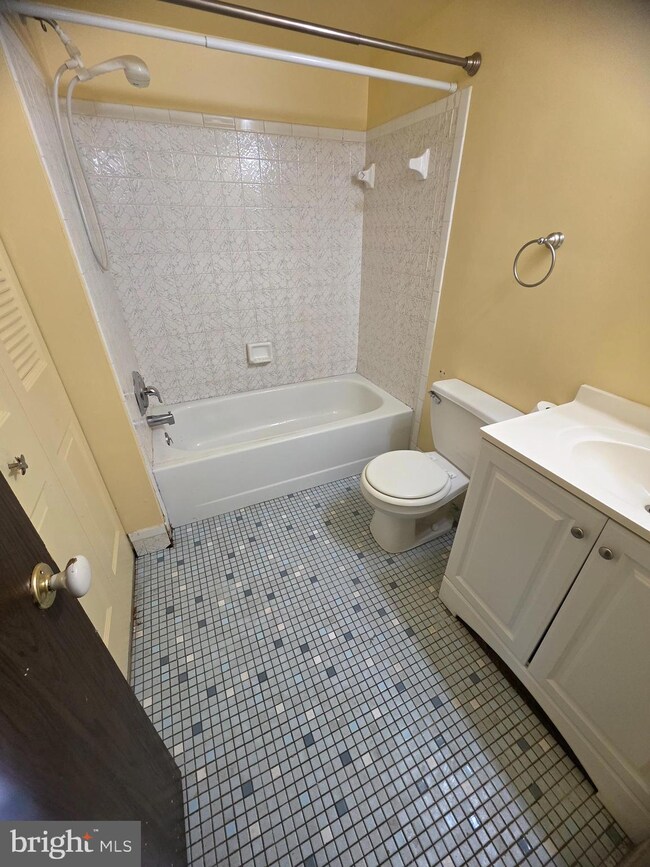 7202 Hilltop Dr unit 6, Brookhaven, PA 19015 - photo 2