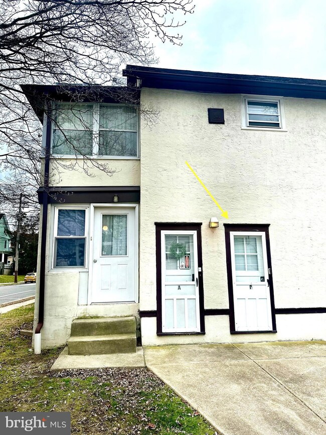 833 Bartram Ave unit B, Collingdale, PA 19023 - photo 2