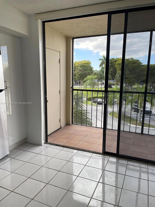 8075 SW 107th Ave unit 318, Miami, FL 33173 - photo 3