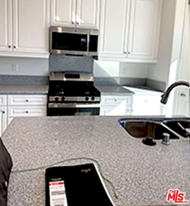 Kitchen w/ Granite island and