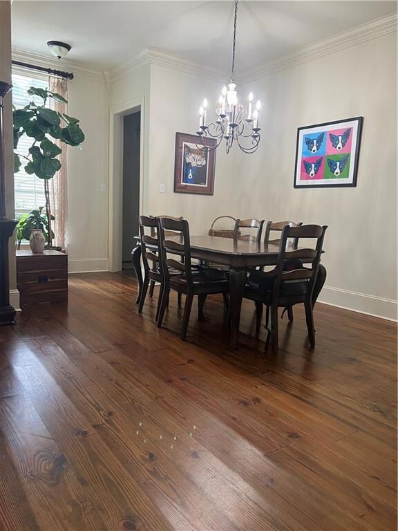 BEAUTIFUL LIGHT FILLED DINNING ROOM.