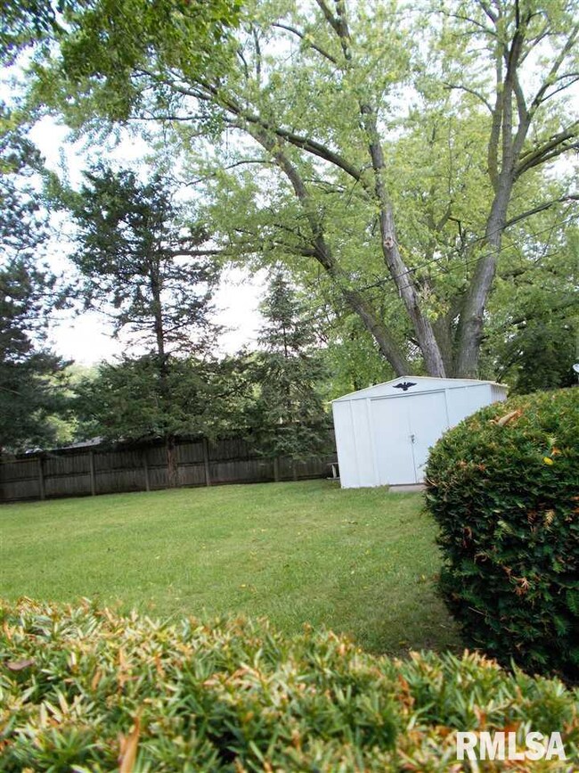 1228 Meadow Lane Dr, Bettendorf, IA 52722 - photo 5