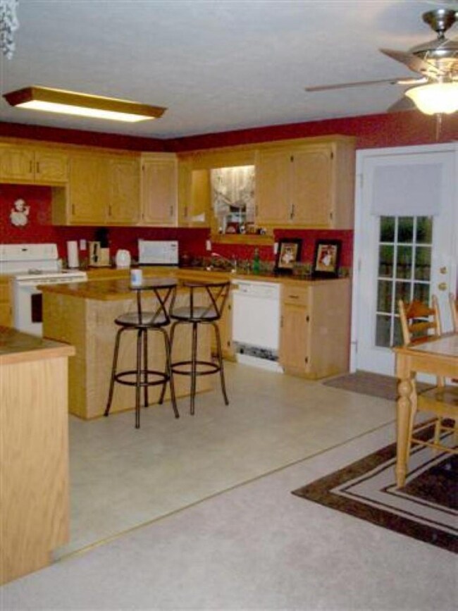 1169 Hurricane Creek Rd, Stewart, TN 37175 - photo 6