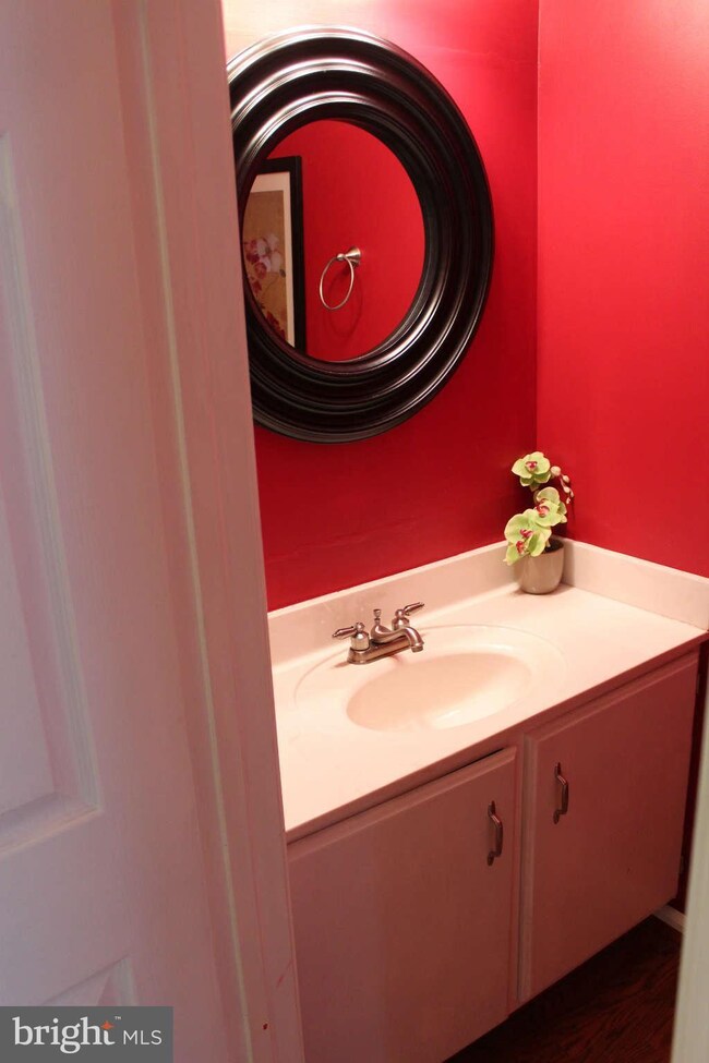 235 Finchingfield Ct, Sterling, VA 20165 - photo 7