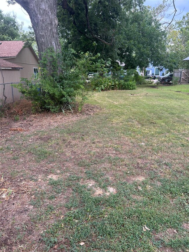 613 W Owings St, Denison, TX 75020 - photo 5