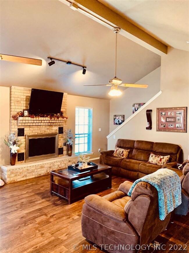 2114 Oakglen Dr, Ardmore, OK 73401 - photo 2