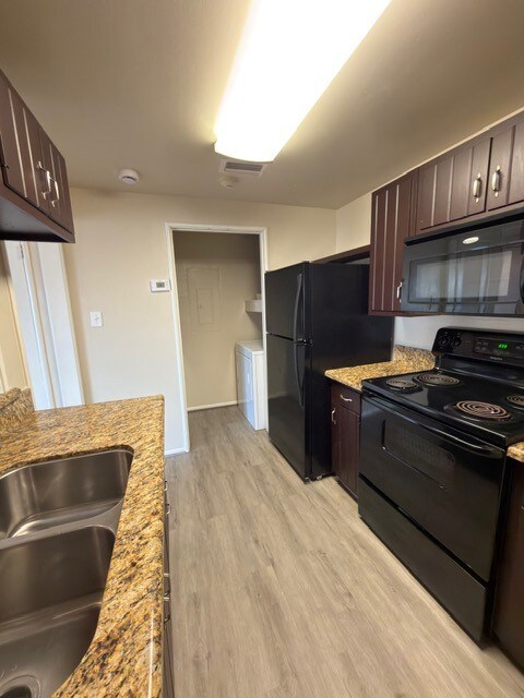 1306 Marina Bay Dr unit 305C, Clear Lake Shores, TX 77565 - photo 6