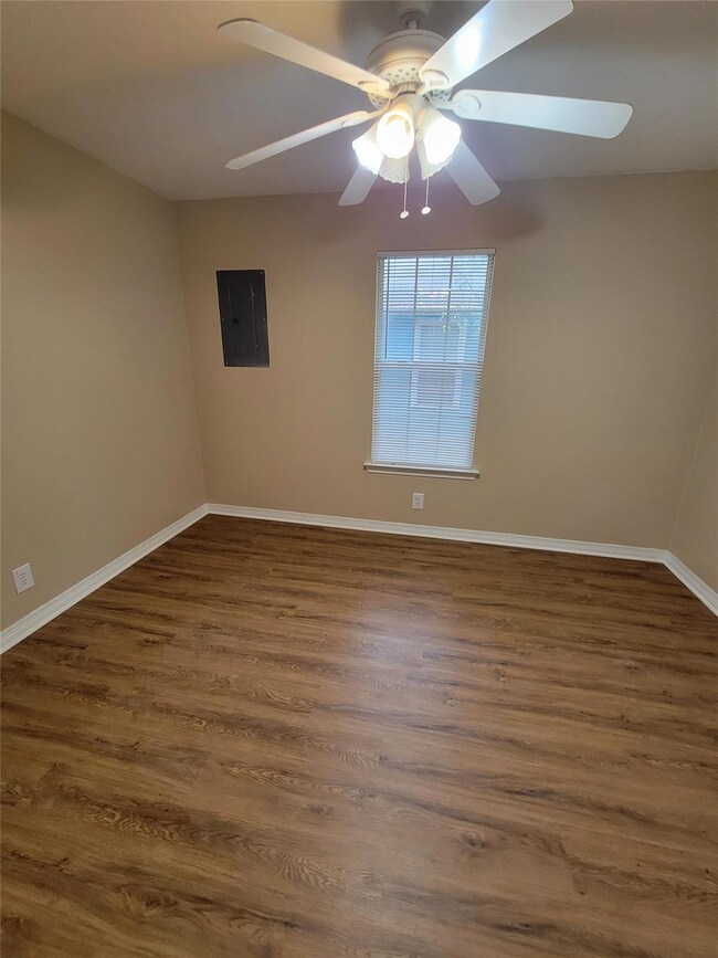 1020 W Baker St, Denison, TX 75020 - photo 4