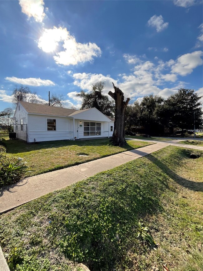 3017 Stallings Dr, Houston, TX 77088 - photo 2