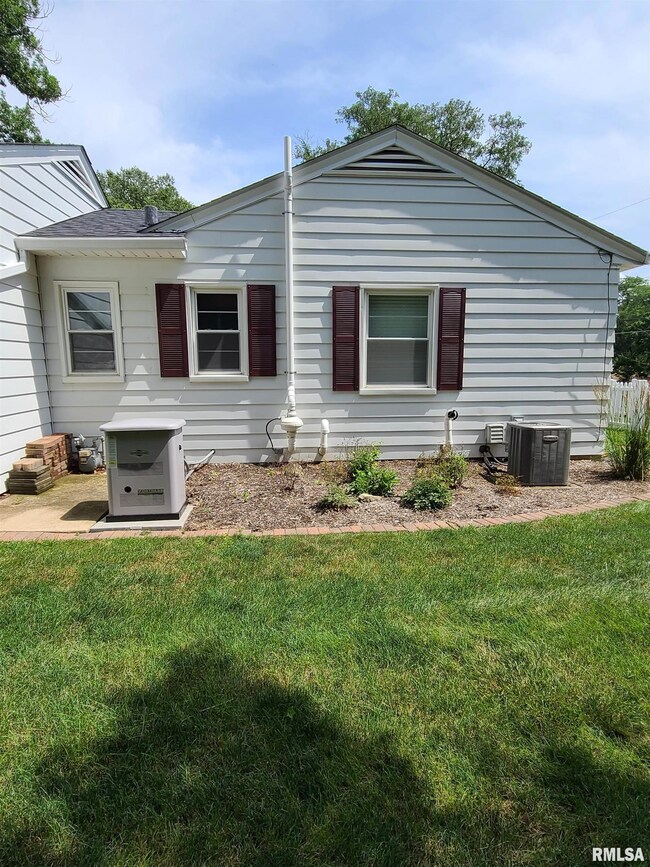 10 Hawthorne Rd, Rock Island, IL 61201 - photo 2