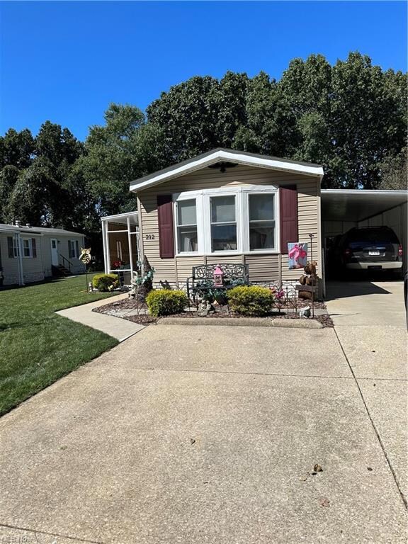 Manufactured / mobile home with a front yard