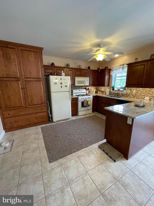 146 N Cacoosing Dr, Reading, PA 19608 - photo 4