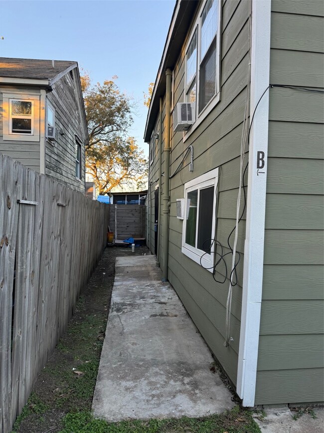 411 Lindale St unit B, Houston, TX 77022 - photo 2