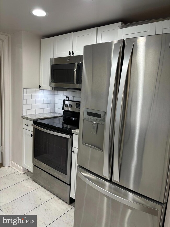 11112 Forest Edge Dr, Reston, VA 20190 - photo 7