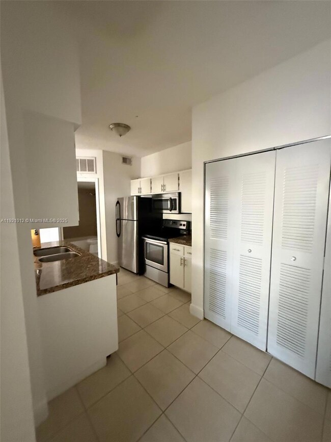 18348 NW 68th Ave unit E, Hialeah, FL 33015 - photo 2