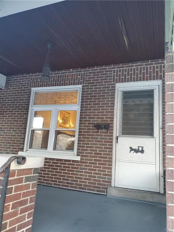 Front elevation pic2 on the porch