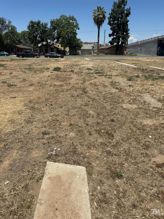 821 Kentucky St unit 823, Bakersfield, CA 93305 - photo 5