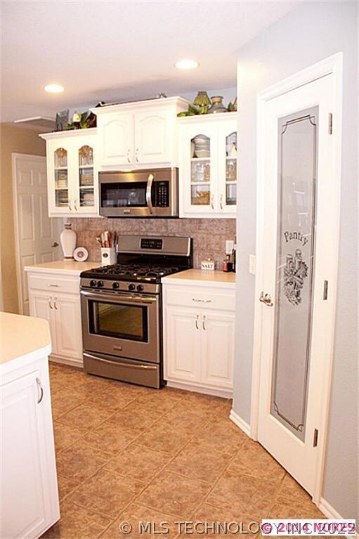 Large Kitchen w/Pantry