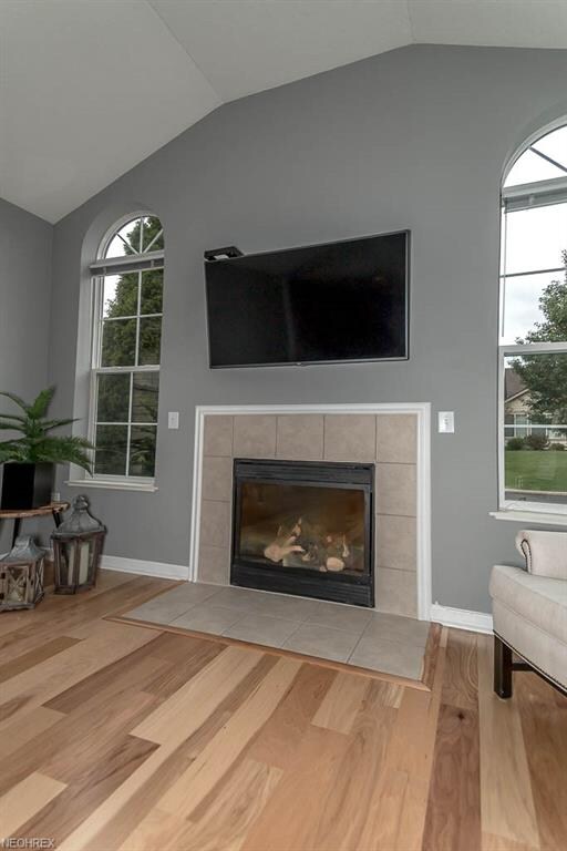 Gas fireplace w/ tiled hearth.