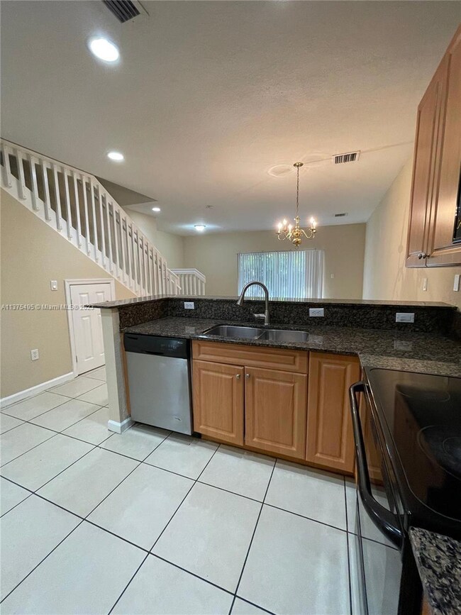 unlisted-address, Oakland Park, FL 33309 - photo 5
