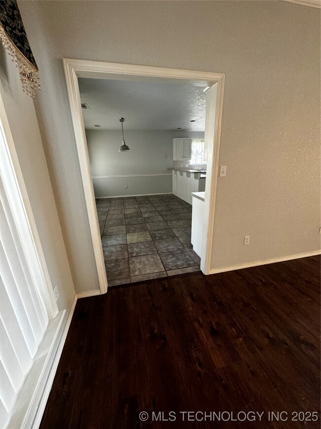 1204 S Hummingbird Ln, Skiatook, OK 74070 - photo 4