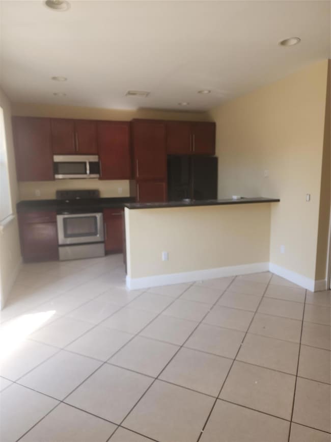 484 NW 43rd St, Oakland Park, FL 33309 - photo 3