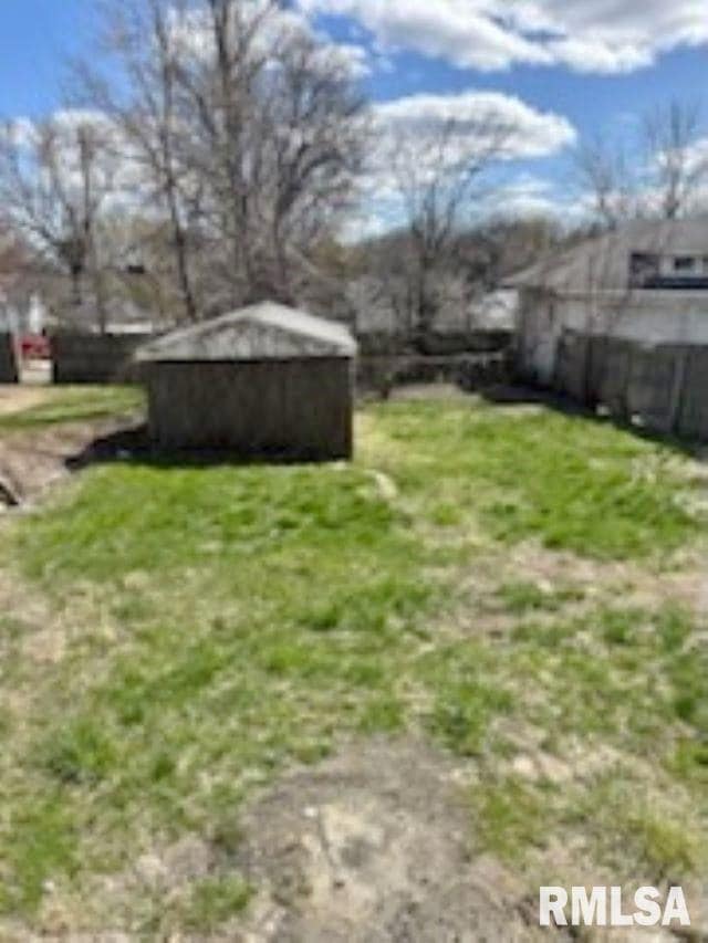 1321 W 13th St, Davenport, IA 52804 - photo 2