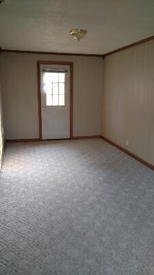 Large entry, ideal for additional storage.