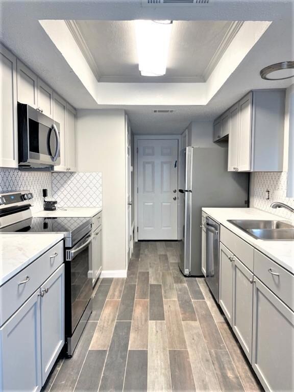 Kitchen with appliances with stainless steel fini