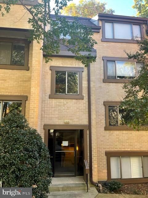 1656 Parkcrest Cir unit 200, Reston, VA 20190 - photo 2